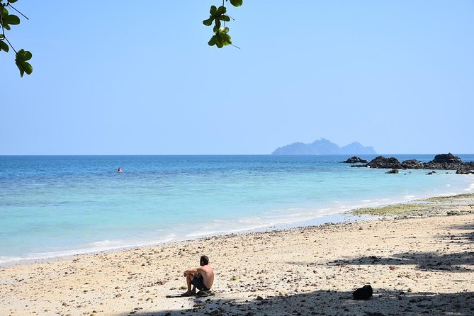 4 Island Tour to Emerald Cave by Longtail Boat from Koh Lanta - Koh Maa: feed the fish, then watch the bats