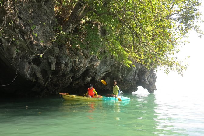 A full day exploring kayaking 3 islands (Talabeng sea cave) - Group size and guide style: what a max-25 day feels like