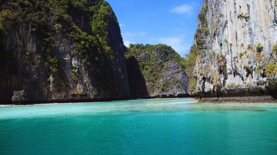 Ao Nang: Phi Phi Islands Speedboat or Catamaran Tour One day - Maya Bay: the iconic stop, the crowd factor, and the closure workaround