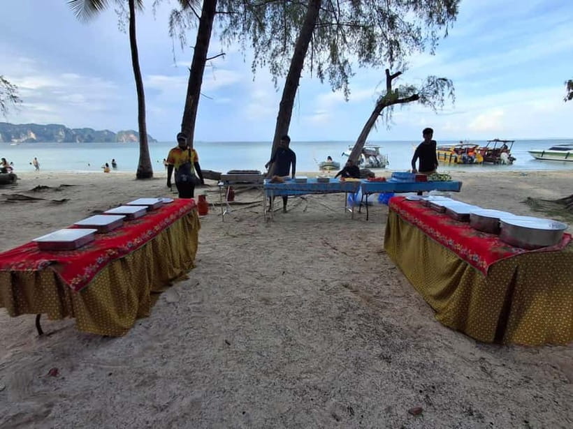 From Aonang: 4 Islands one day tour with Lunch - Lunch on the islands: halal, vegetarian options, and timing