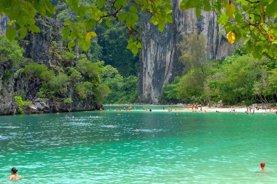 From Krabi: Hong Islands Day Trip by Speedboat with Lunch - Lunch on Koh Hong: Thai picnic on the beach