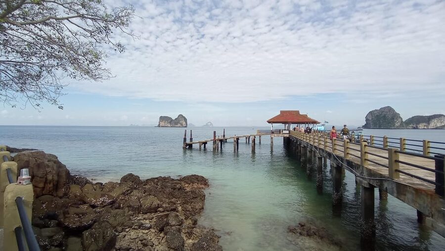 Koh Lanta: 4 Islands and Emerald Cave Tour by Longtail Boat - Koh Ngai Beach Picnic Lunch: Eating on Sand in a Forest Setting