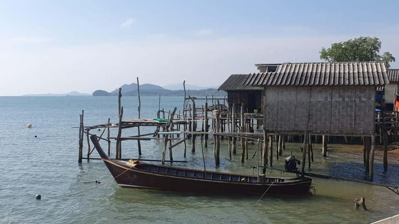 Koh Lanta Cultural Tuk-Tuk Tour: Old Town, Batik & Mangroves - Batik atelier stop: watch patterns or make your own in the workshop