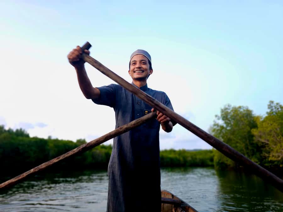 Koh Lanta: Romantic Sunrise Private Gondola Tour - Entering Tung Yee Peng: community welcome, then quiet water