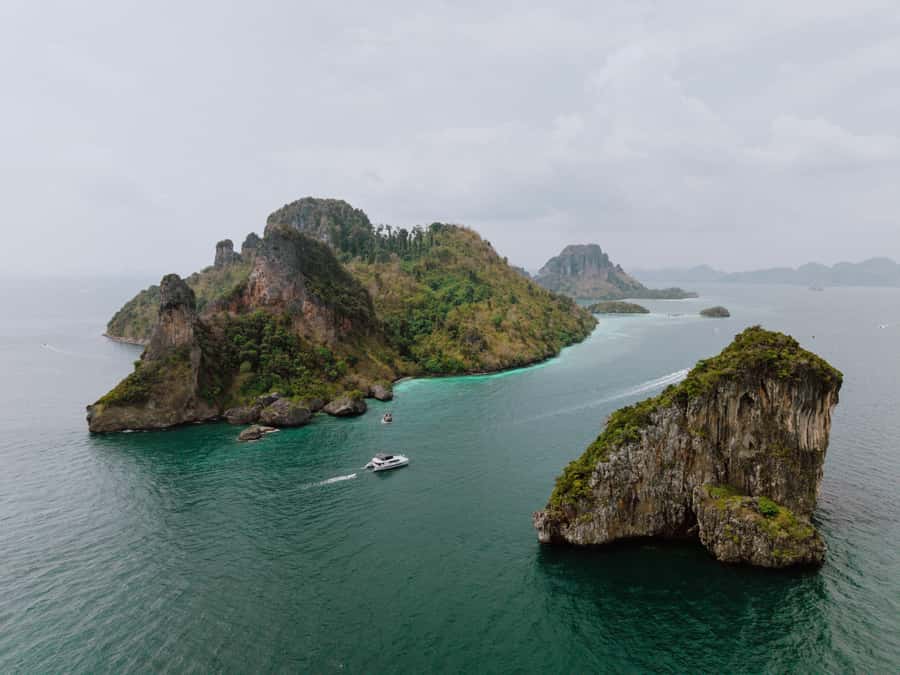 Krabi: 4 Island Premium Yacht with Snorkeling & Clear Kayak - Chicken Island: pretty scenery with the right kind of break