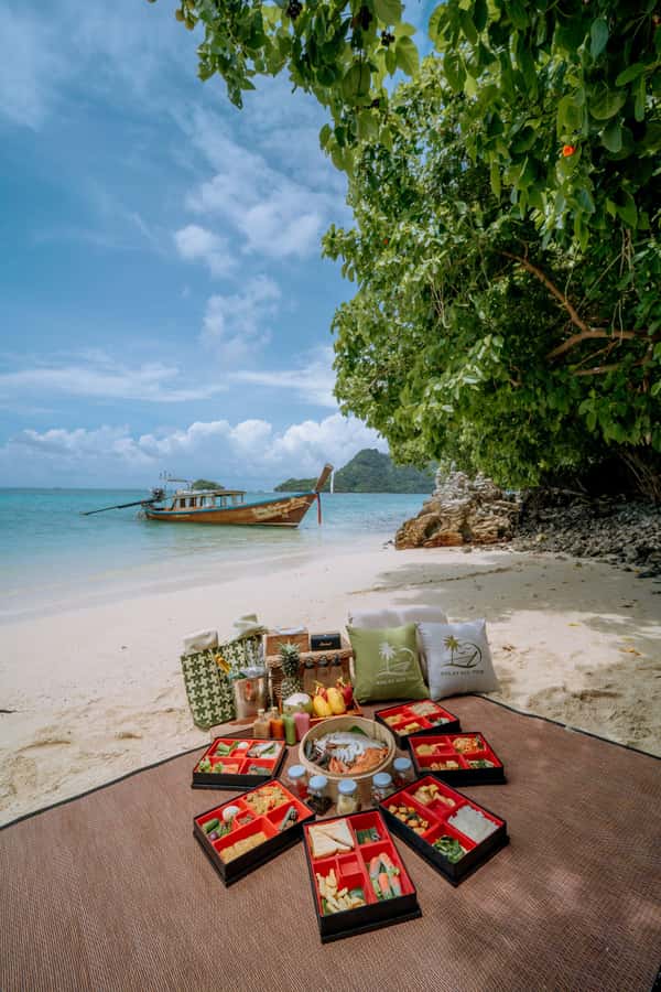 Krabi: 4-Islands Luxury Longtail Boat Private Half Day Tour - Railay Beach sightseeing: short stop, big impression