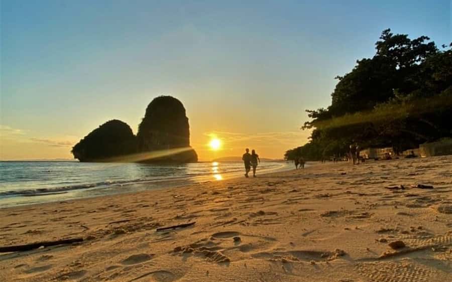 Krabi: Bioluminescent Plankton, Snorkeling & Sunset Tour - Boats, safety, and why the timing can feel less crowded