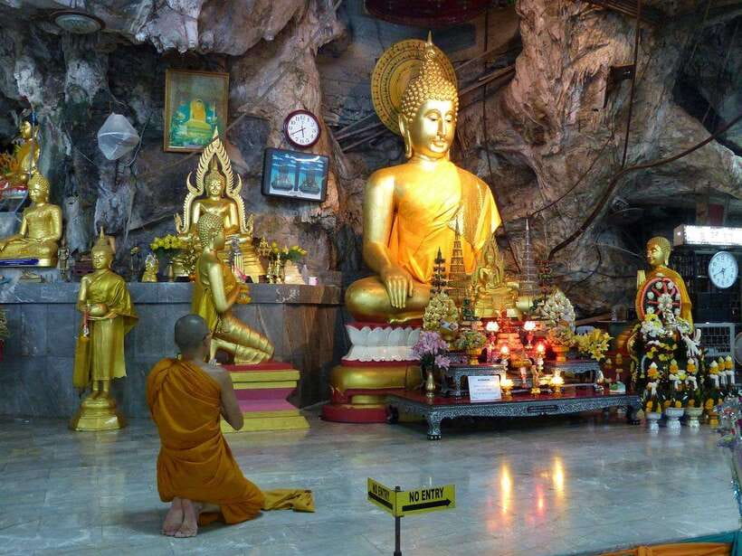 Krabi: Emerald Pool, Hot Waterfall, & Tiger Cave Temple Tour - Lunch in Krabi Province: A Local Food Break Before the Steps