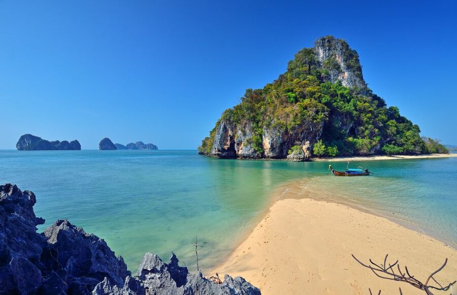 Krabi: Hong Islands Snorkeling with Lunch by Longtail Boat - Lunch on the beach: fuel with a view