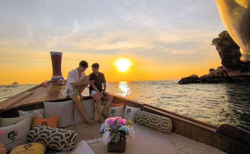 Krabi: Koh Hong Small Group Tour by Luxury Longtail Boat - Hong Lagoon in practice: emerald water, limestone walls, and tide reality