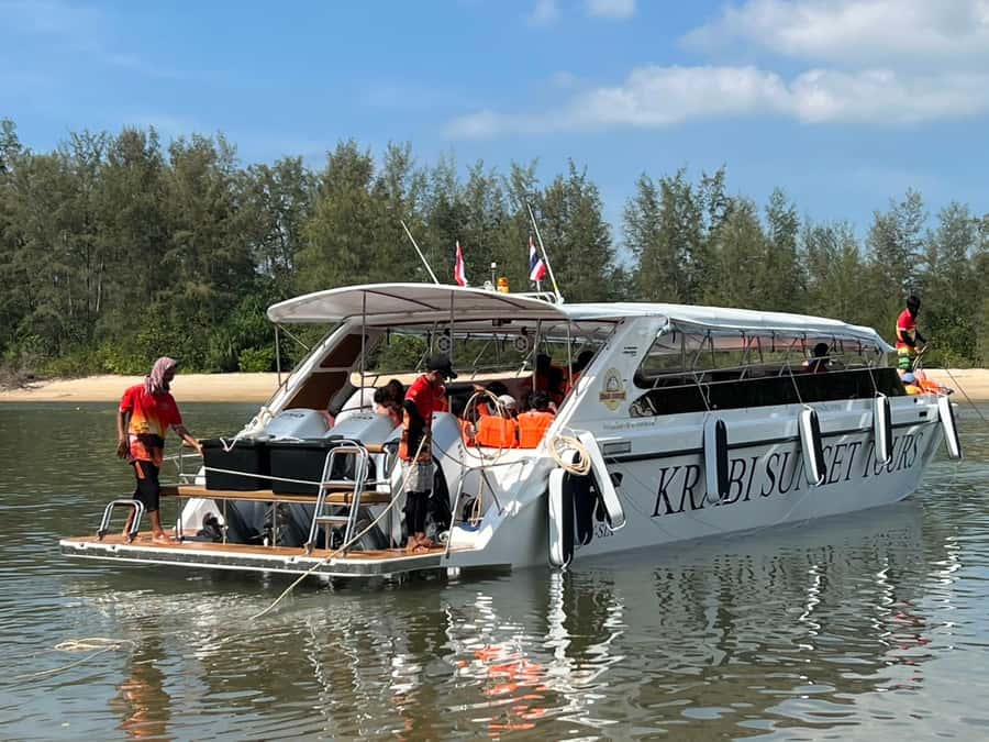 Krabi: Phi Phi Island Sunset Maya Bay and Four Islands Tour - Loh Samah Bay to Maya Bay: the wooden trail moment