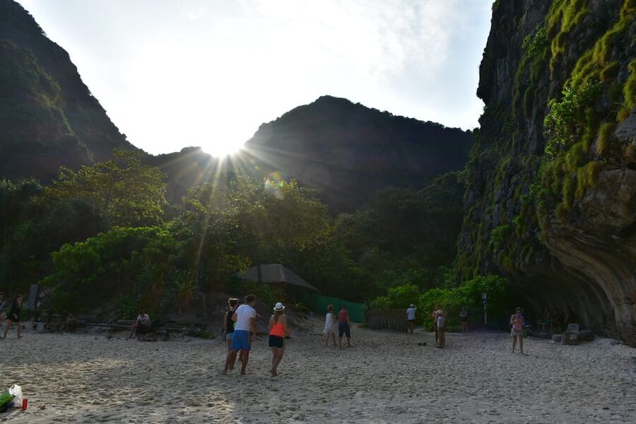 Krabi: Phi Phi Islands & Maya Bay Speedboat Tour with Lunch - When conditions shift: the reality of Maya Bay wind and sea
