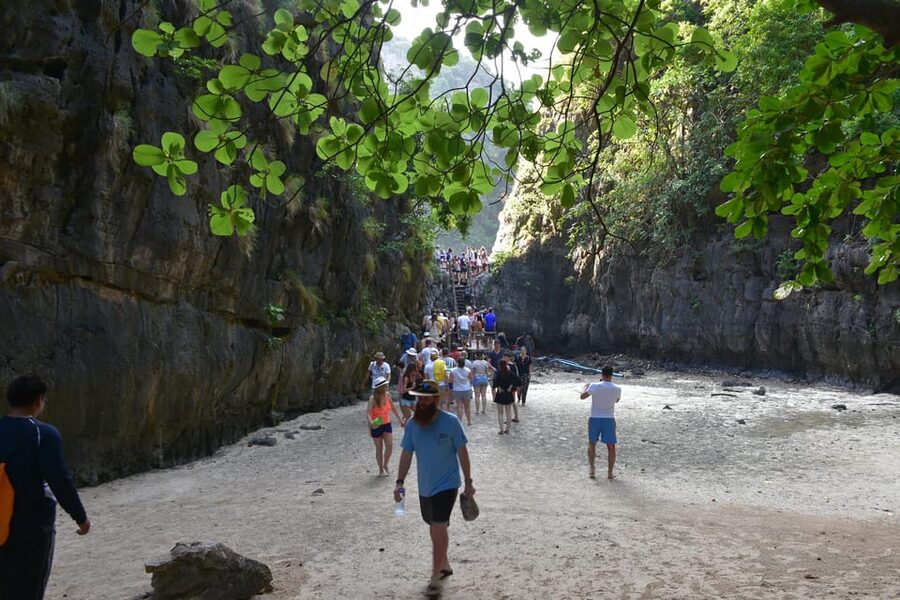 Krabi: Phi Phi Islands & Maya Bay Speedboat Tour with Lunch - Loh Samah Bay to Maya Bay: the wooden trail moment