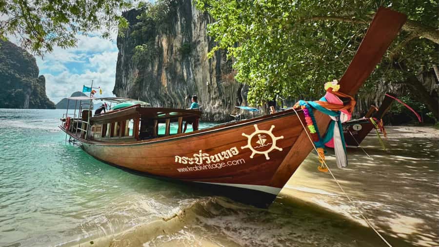 Krabi: Private Luxury Boat to Hong Islands Sunrise & Picnic - Hong Island Bay sunrise breakfast: the light show