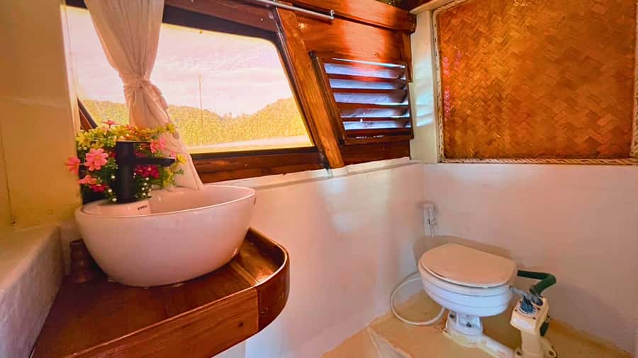 Krabi: Private Luxury Boat to Hong Islands Sunrise & Picnic - Price and value: what $305 really buys (and the park fee you must budget)