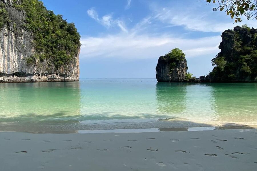 Krabi: Private Luxury Long-Tail Boat Tour to Hong Island - The ride experience: drinks, music, and being waited on