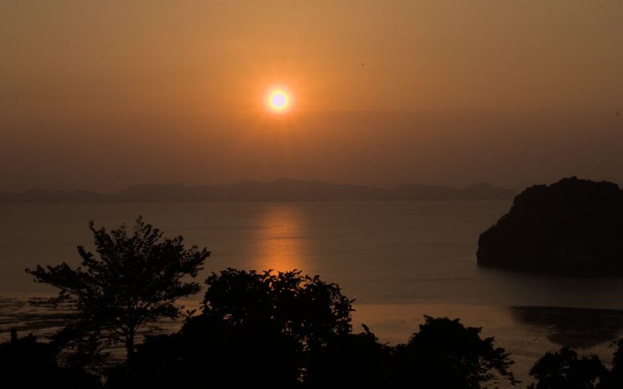 Krabi: Sunset Kayaking Ao Thalane with Dinner BBQ - The Beach BBQ Dinner: What’s Included and What to Expect