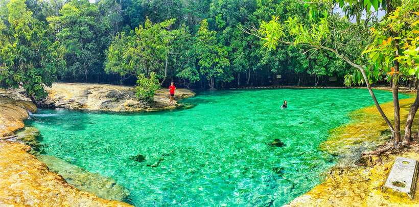 Krabi: Tiger Cave Temple, Emerald Pool and Hot Springs Tour - Monkeys at the temple: how to avoid a bad surprise
