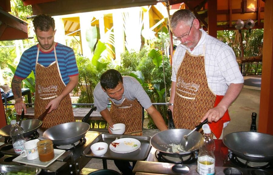 Krabi: Unveiling Thai Flavors by Night at Smart Cook School - Welcome refreshments and Thai flavor basics: what you learn before cooking