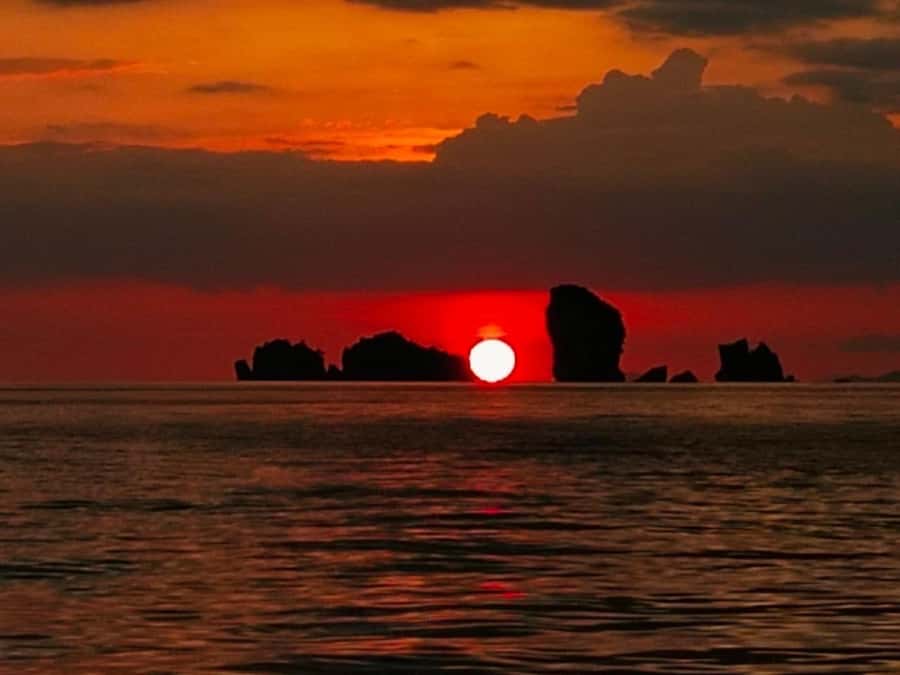 Phi Phi & 4 Islands sunset tour plus bioluminescent plankton - Price and logistics: when $83 is good value and when it isn’t