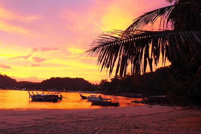 Phi Phi 4 Islands Sunset Tour with Bioluminescent Plankton - Food and gear: small details that save your day